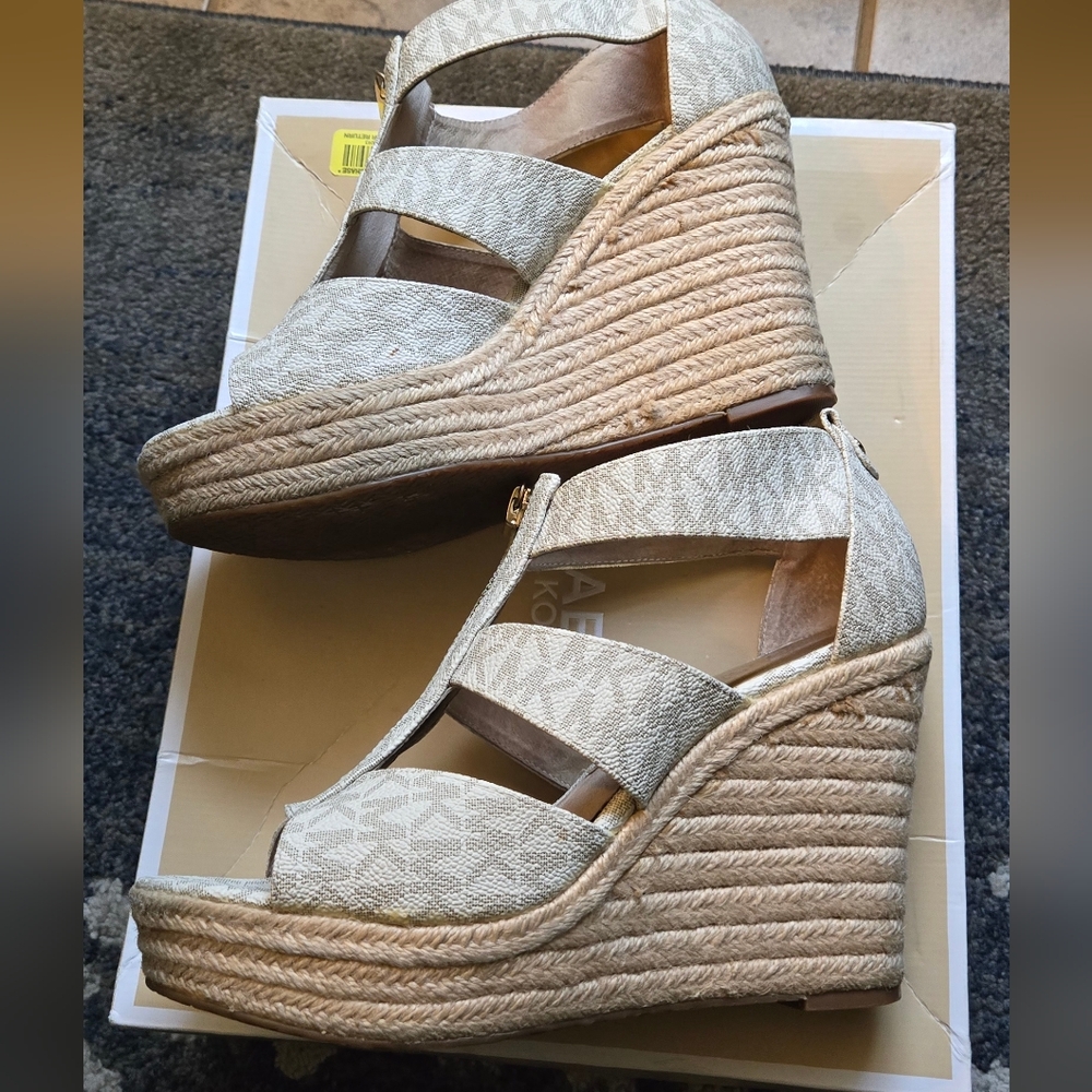 Michael Kors Damita Wedge Sandals Size 7 Minie Logo Vanilla Plataforms - Picture 6 of 11